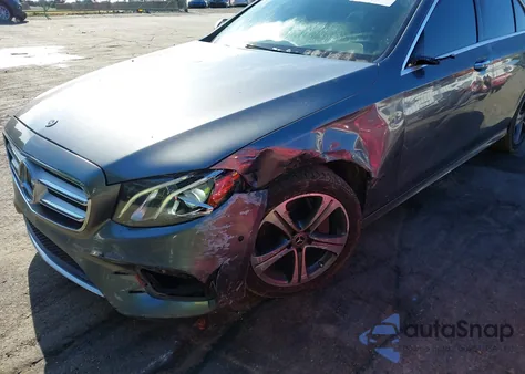 2017 Mercedes-Benz E 300 4Matic z USA, uszkodzony, nr VIN WDDZF4KBXHA232550